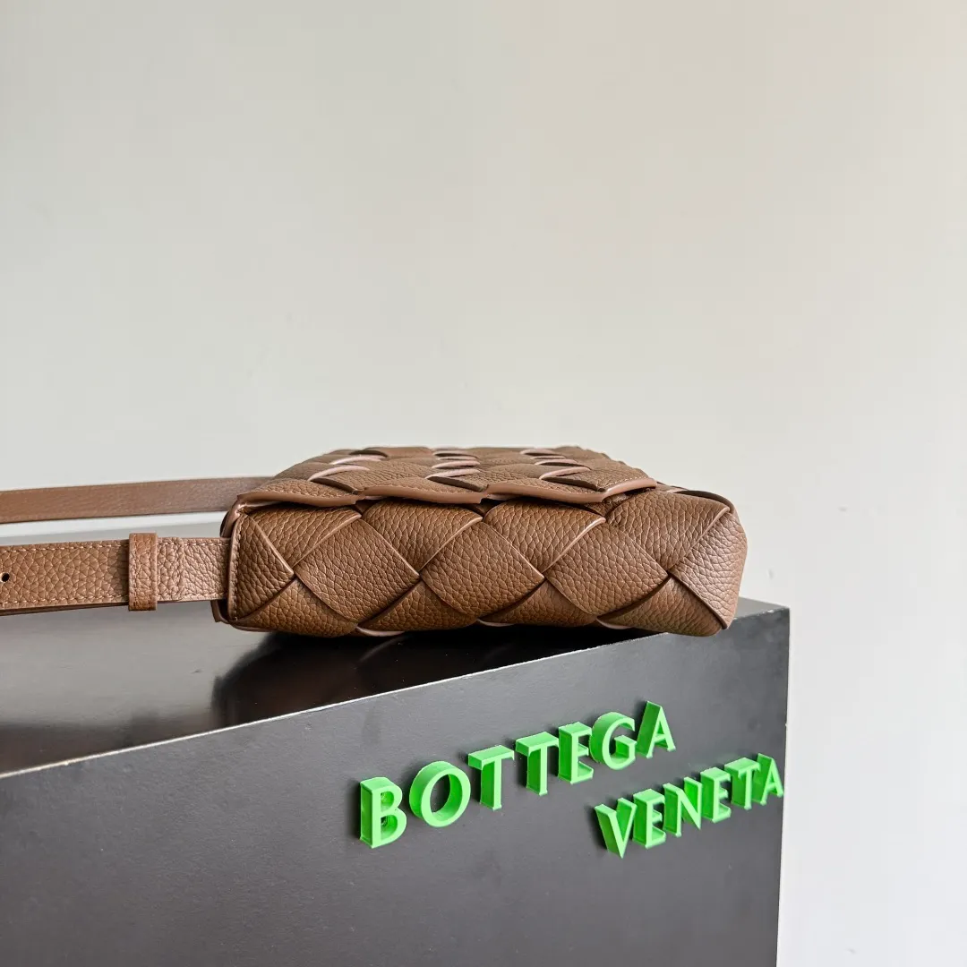 Batch 2220 BOTTEGA VENETA Bottega Veneta's 2025 new product Diago large crossbody bag is the latest shipment🎉🎉The combination of pragmatism and Diago craftsmanship, high-quality leather with natural texture, soft and thick touch, different gloss refracted under different lights, flat shape and dry It’s clean and tidy, it doesn’t have a big logo, but it exudes calmness and elegance from any angle. The interior capacity is enough, and two power banks can be easily accommodated. There is also a small zippered pocket, which is especially suitable for easy-to-lose items such as access cards. It is a bag that is both beautiful and practical👜 Style number: 815796 Size: 32*21.5*5cm Color: hazelnut brown